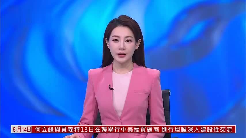 特朗普车队抵达下榻酒店 民众聚集拍摄
