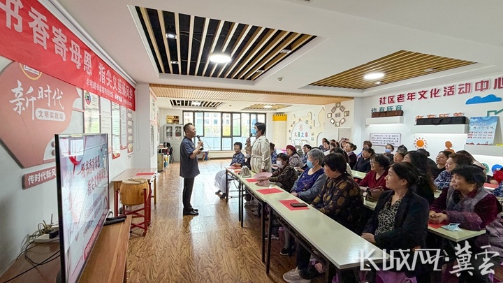 活动现场，主持人在和参加活动的群众互动。许昊 摄.jpg