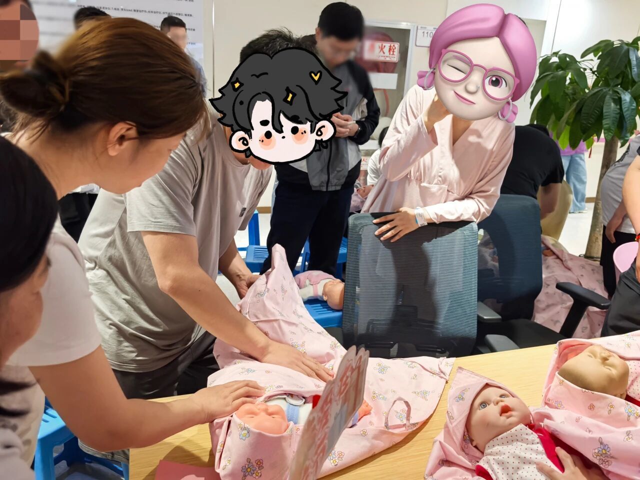 爸爸换尿布的手在抖，全场却为他鼓掌