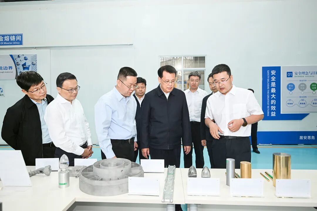 5月12日，在重庆枢纽港产业园，市委书记袁家军调研中冶堃元（重庆）金属材料研究院有限公司。记者 苏思 摄/视觉重庆