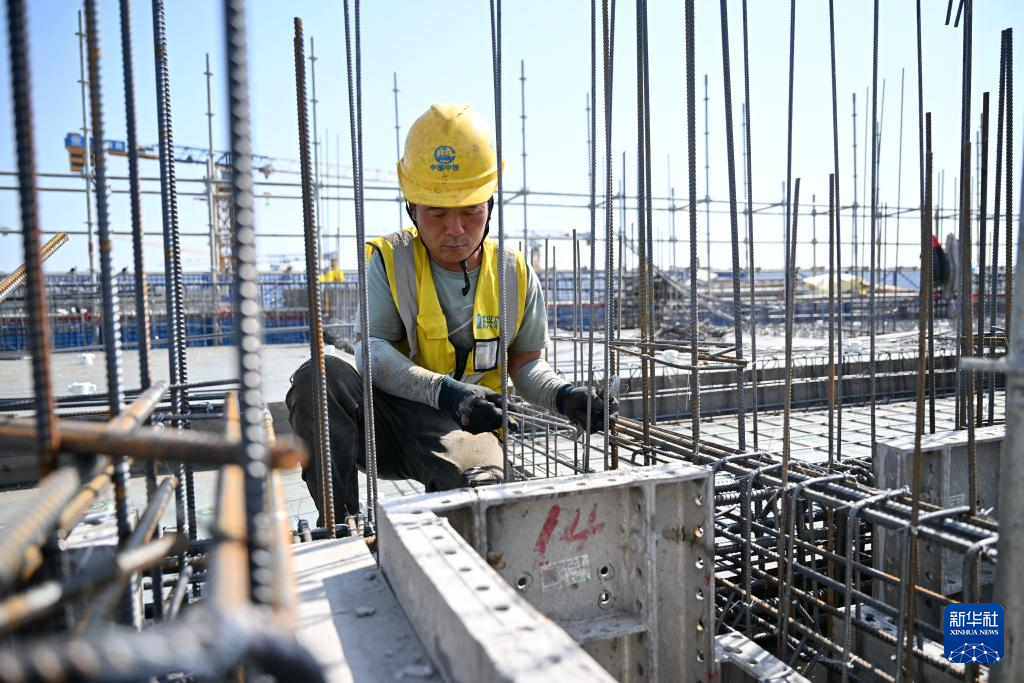 5月8日，中铁建工集团工人在雄安新区大学城疏解配套二期项目住宅部分建设现场捆绑钢筋。