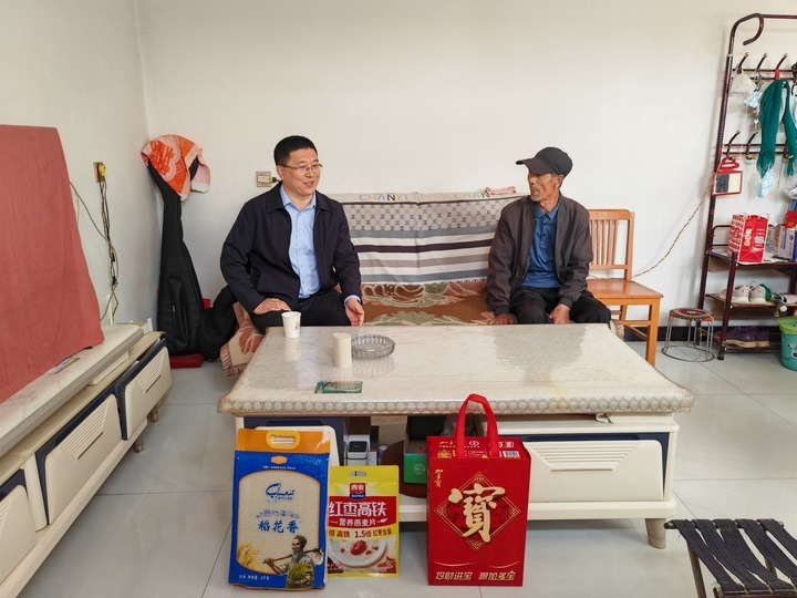 武威市古浪县委常委、县政府挂职副县长王衡（左一）慰问关爱对象　甘肃省民政厅供图