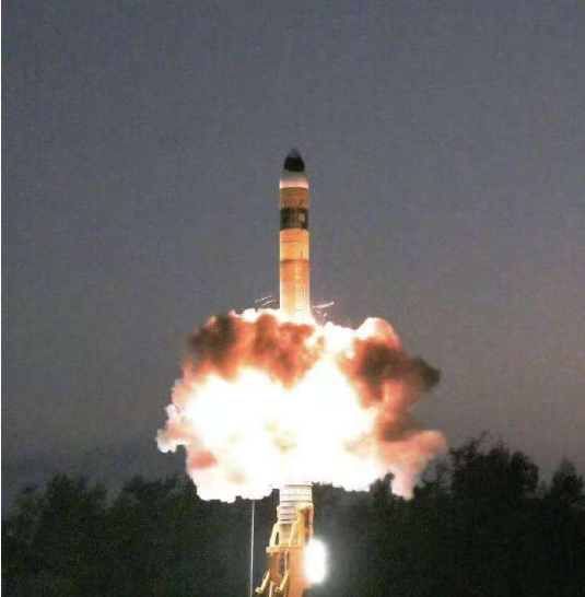 印度国防部最新消息称,印度成功试射了新型“烈火”导弹,该型导弹配备了多弹头分导重返大气层运载工具(MIRV)系统。