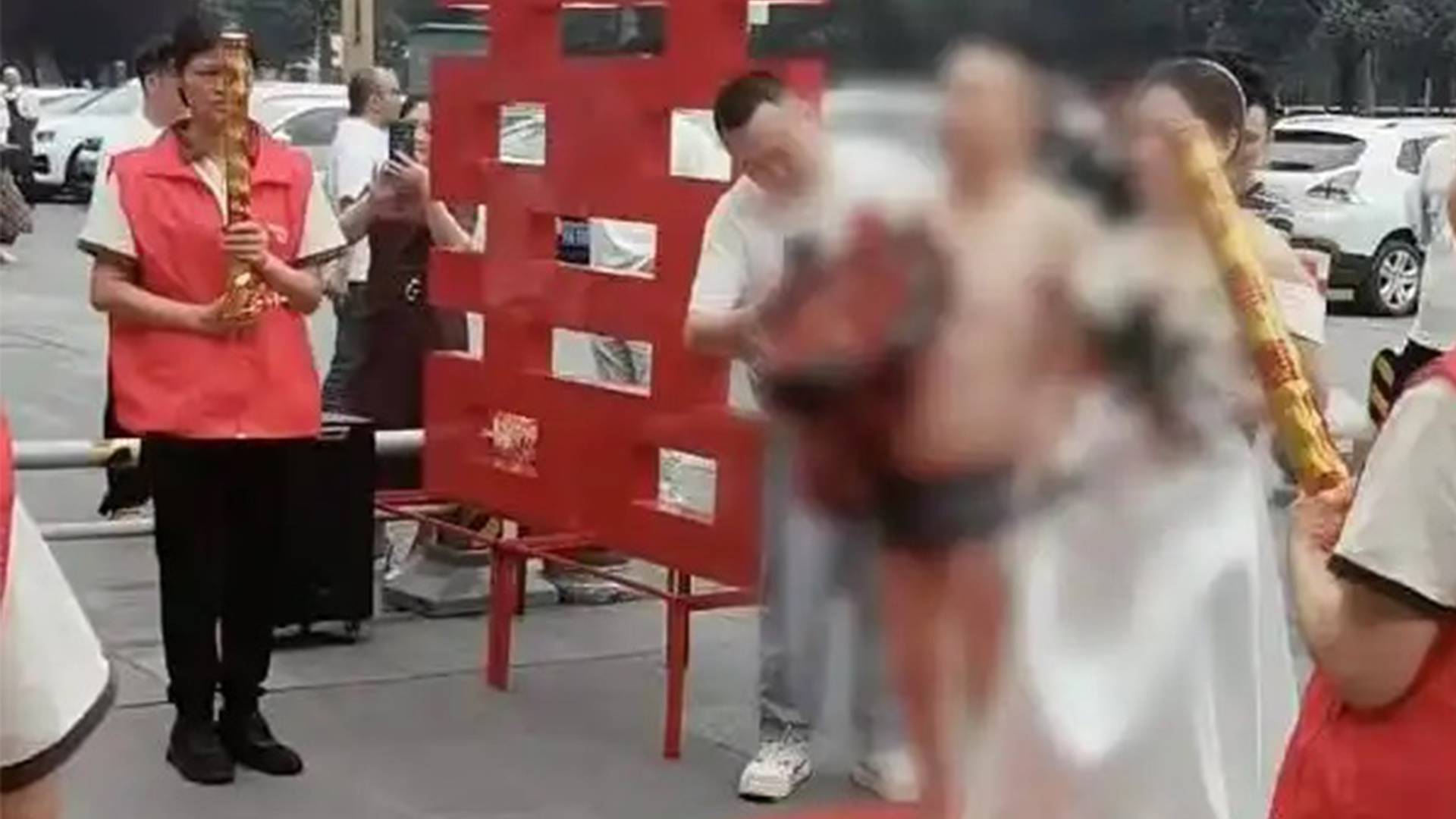 新郎被朋友扒的只剩皮鞋短裤，拉着新娘走红毯，网友：如此“婚闹”太过分