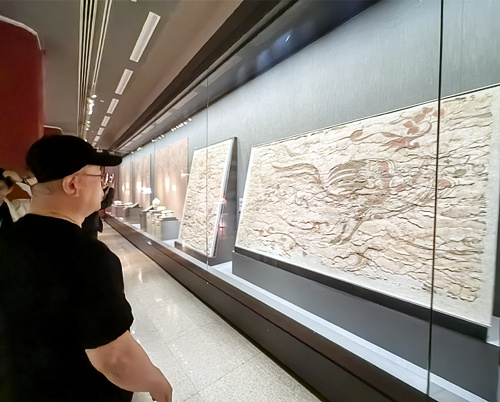 5月11日，“饰文焕彩——河北古代艺术珍品展”学术研讨活动在中国美术馆举办。图为壁画专家参观湾漳大墓壁画。 本报记者 龚正龙摄