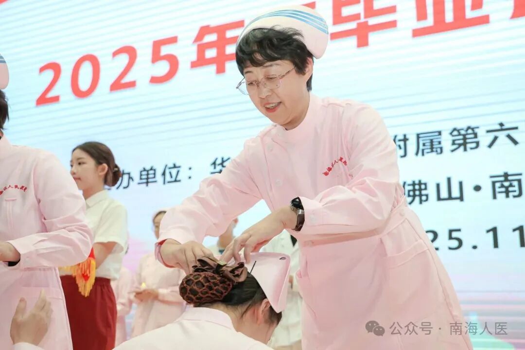 图为：高丽梅为新护士授帽