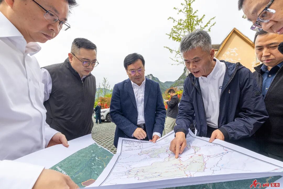 5.11书记调研金佛山_副本.jpg