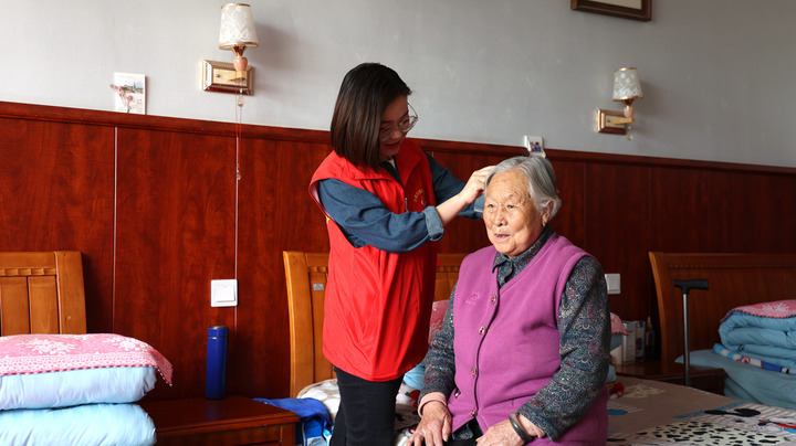 2024年5月11日，定西市安定区中华路街道火车站社区志愿者在安定区老年养护院探望孤寡老人，开展志愿服务活动。（王颖　摄）