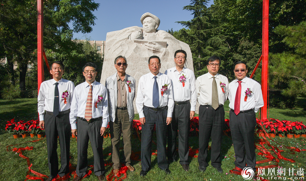 铁人长孙王洪波（右三）、雕塑家陈绳正（左三）参与铁人读书雕像落成典礼。闫建文　摄