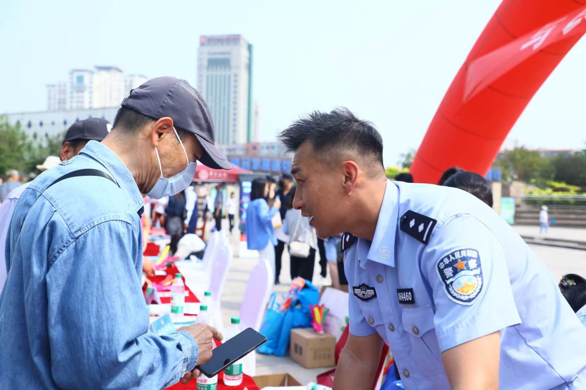 承德公安联合相关部门开展全国公安机关“5.15”打击和防范经济犯罪宣传日活动