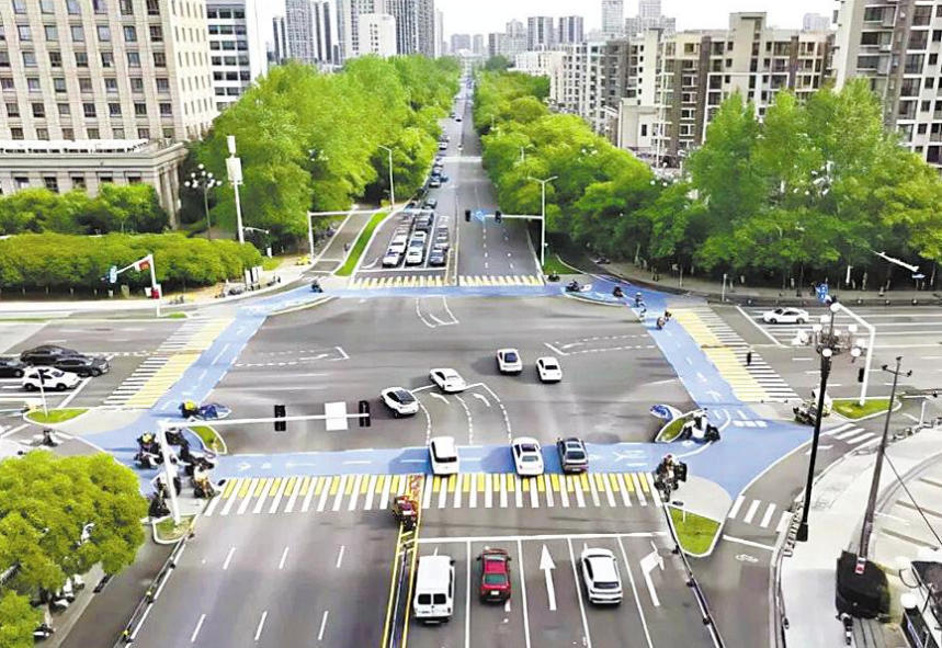 南昌高新区首个“彩色路口”亮相（图）