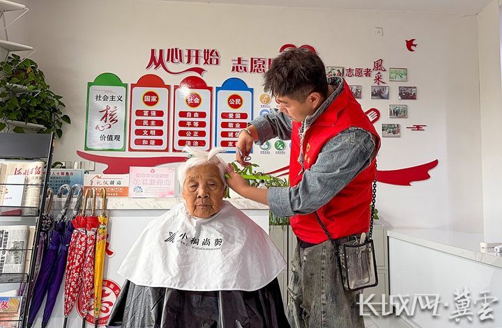 活动现场，志愿者正在为老人剪头发。许昊 摄.jpg