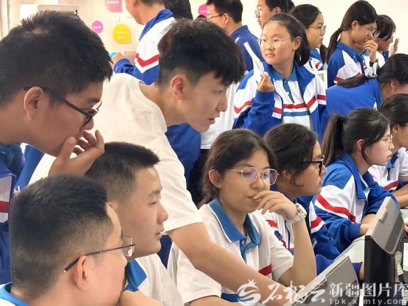 杨明翔在给孩子们上社团课。(资料片)
