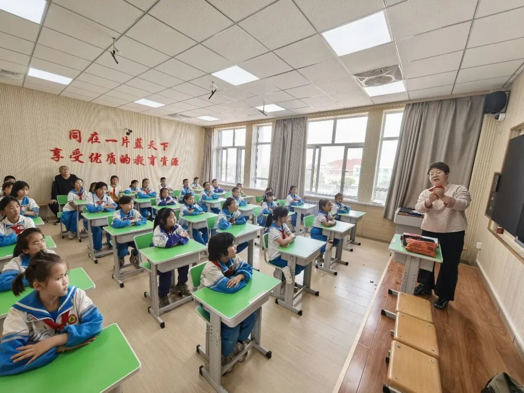非遗剪纸进校园甘肃金川学子沉浸式玩转指尖技艺(图2)