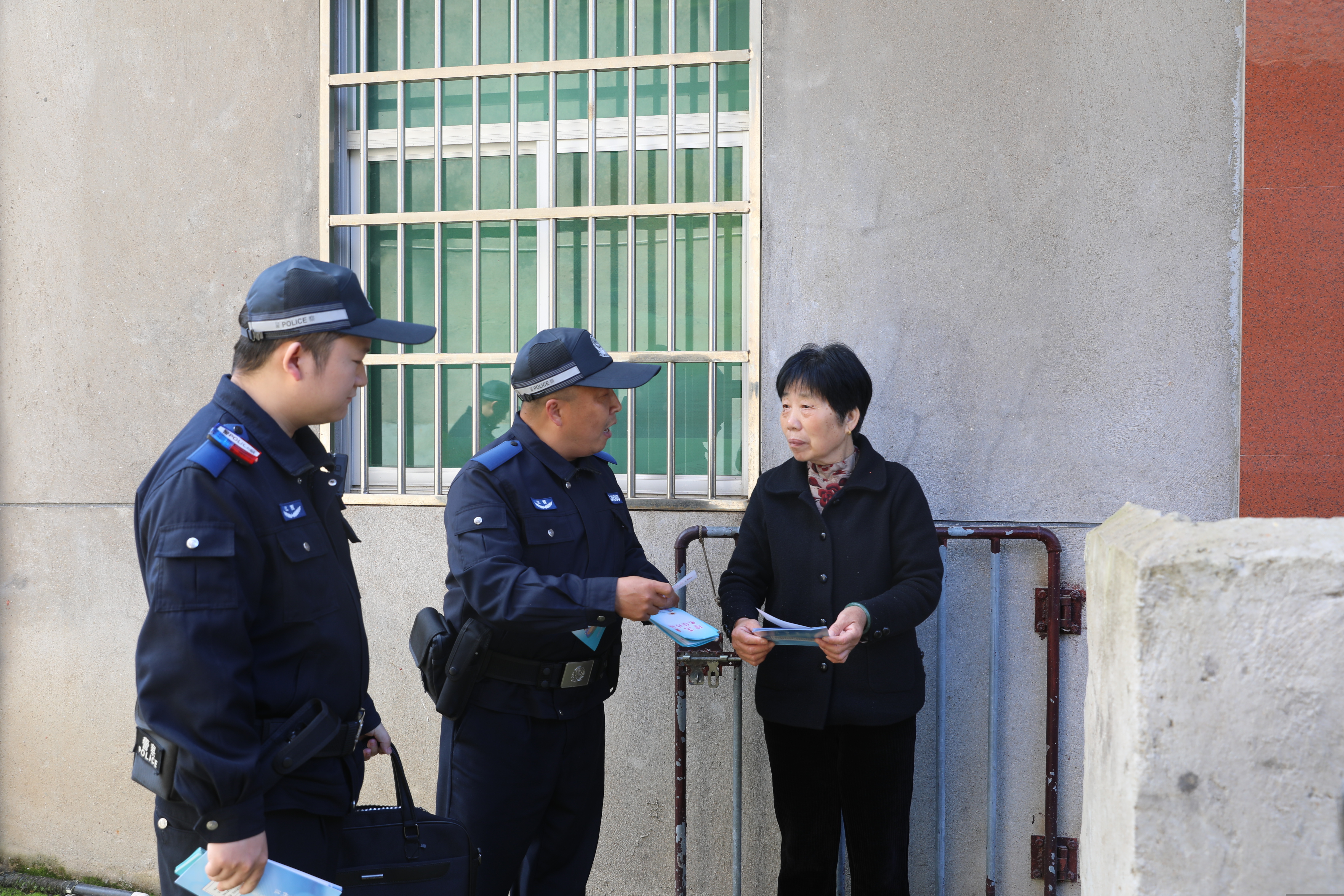 平安义警走村入户发放传单.jpg