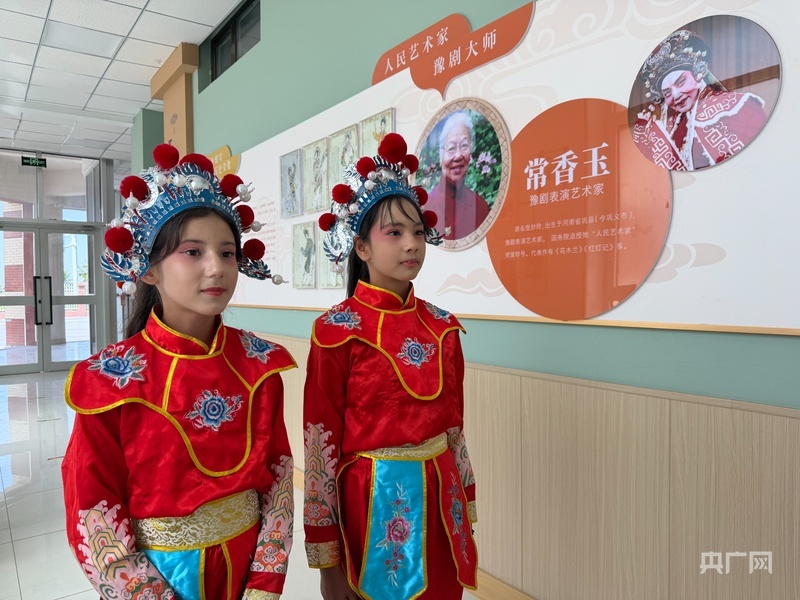 穆尼沙·艾沙和穆乃外尔·阿卜杜色力木正在练习 (央广网记者 丁安 摄)