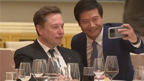 雷军与马斯克合影了，马斯克“wink”表情抢戏