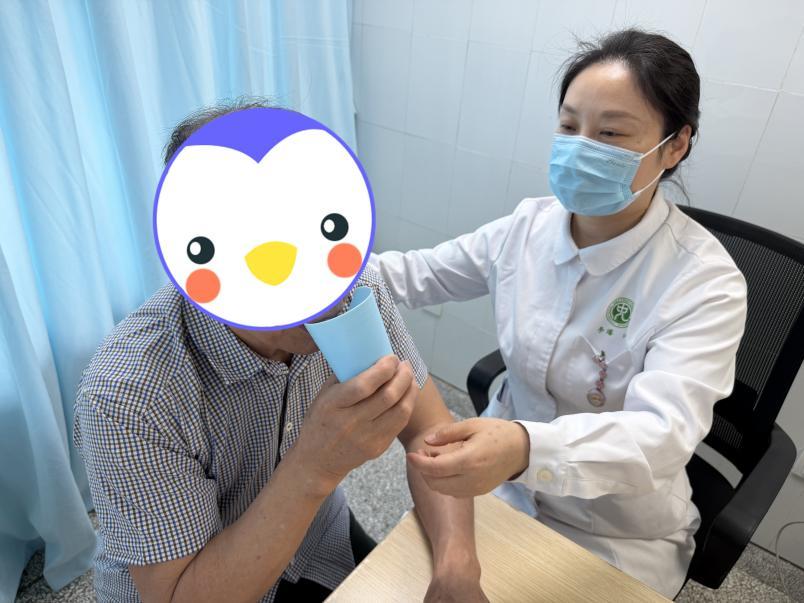 中大医院老年护理门诊的护士给老人进行摄食训练