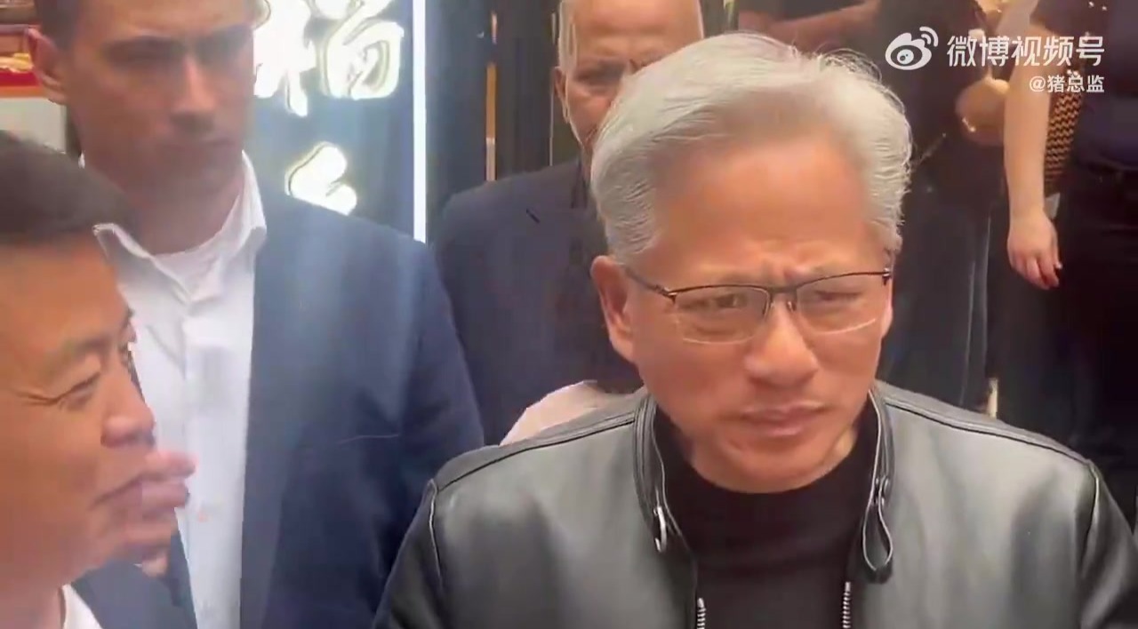 黄仁勋接受路人投喂豆汁，喝完面露难色：这什么东西啊