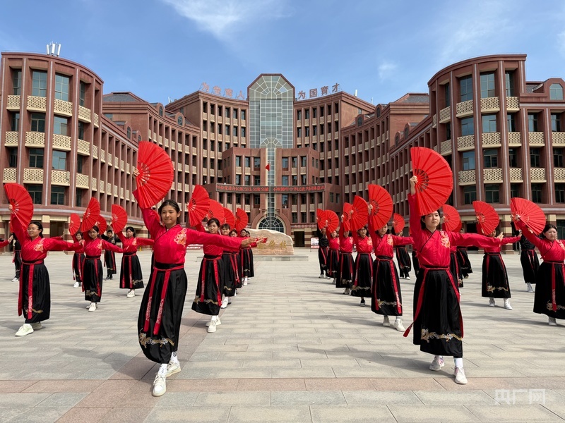 哈密市豫哈实验学校学生正在排练 (央广网记者 丁安 摄)