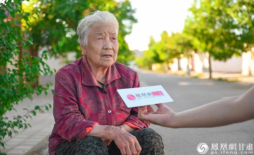 张维桂讲述王进喜悲惨的童年经历　杨艺锴　摄