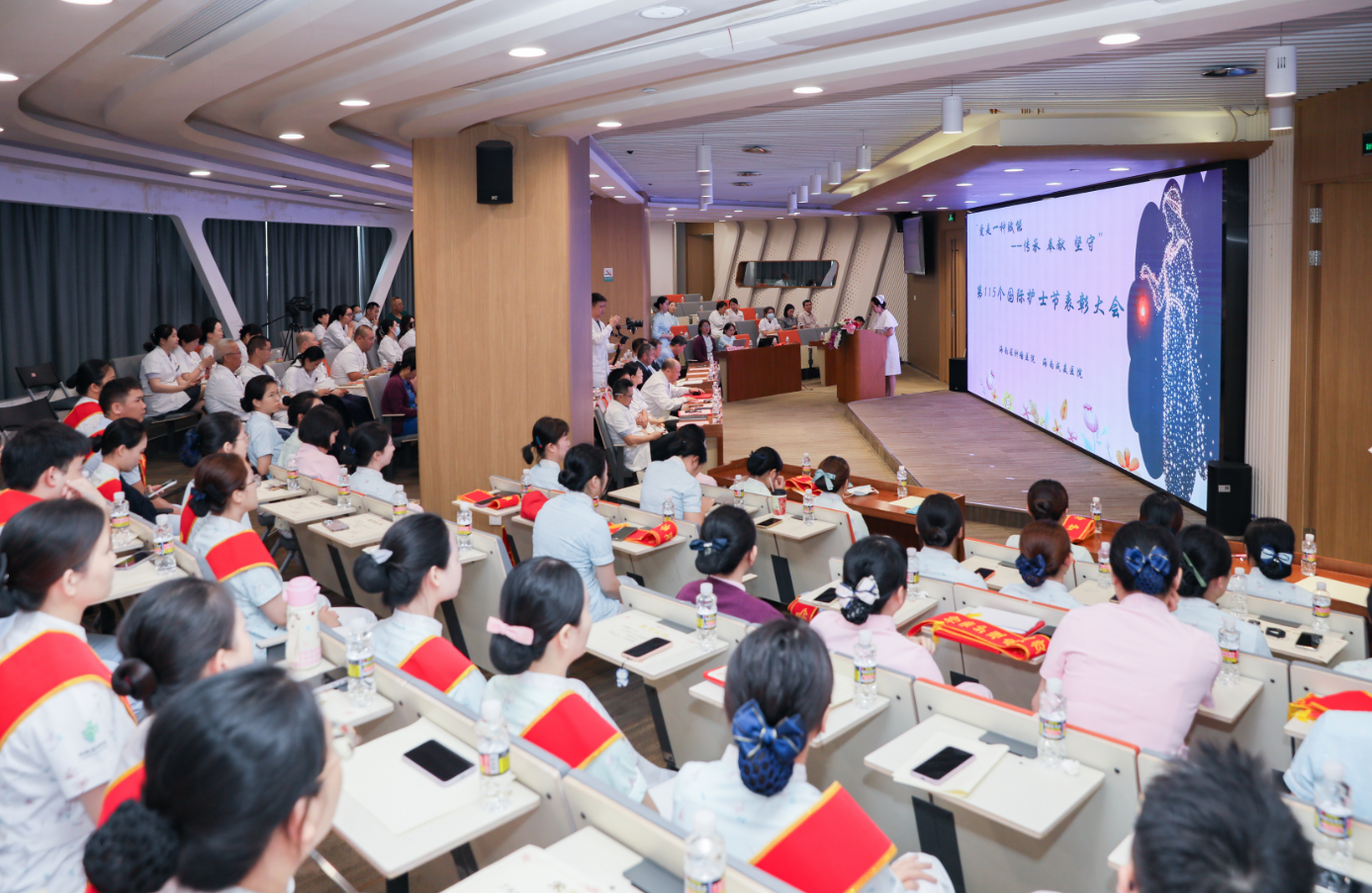 海南这两家医院联合举行“5&middot;12国际护士节”庆典暨表彰大会