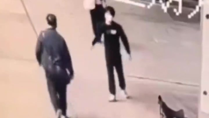 15岁男子从背后加速冲撞女子，致其倒地受伤后逃走，南昌警方通报