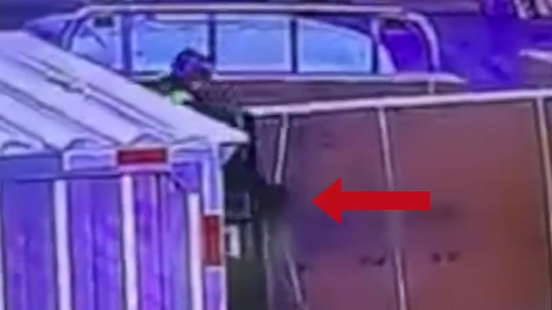 绳索突然断裂，货运司机从车上后仰摔下坠亡，妻子：物流商不给装货，要我们自己装