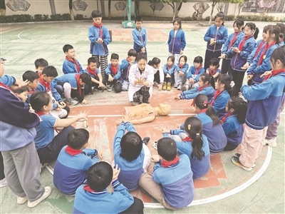鹰潭：家校携手传技能，生命安全教育护成长（图）