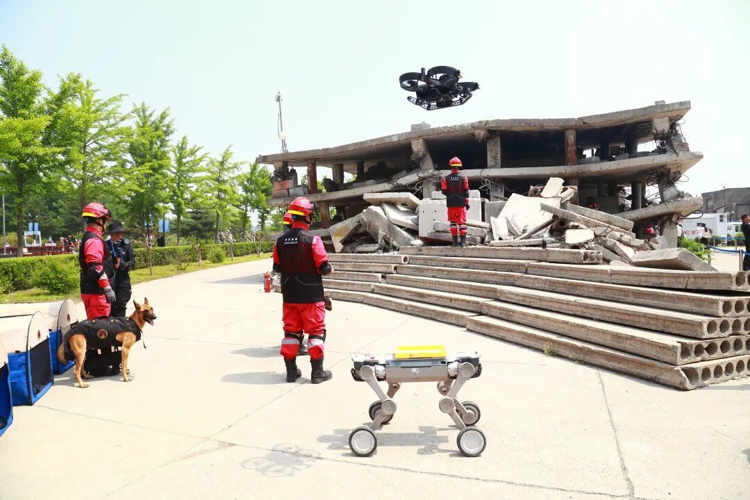 救援人员在国家地震紧急救援训练基地展示废墟搜救。图源新华社