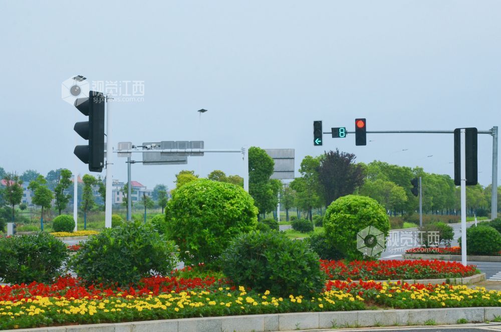 5月9日，在江西省吉安市永新县城区周边道路上，道路旁的绿化景观带内花卉绽放，绿意盎然。