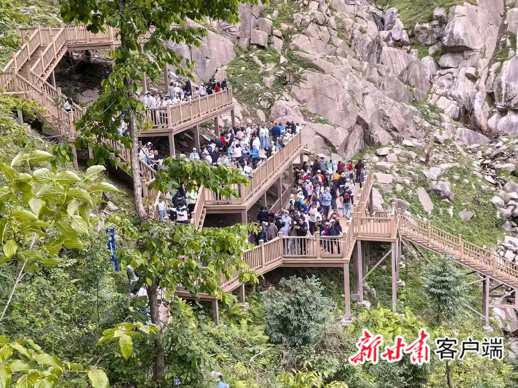 “五一”假期，众多游客进入裕河景区，漫步山野步道。