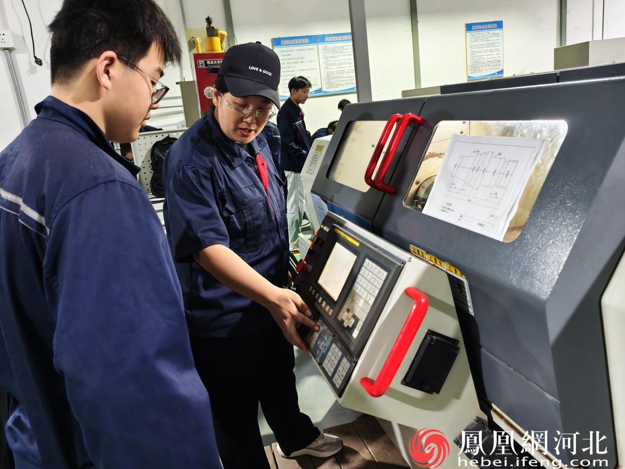 学校车间中老师正在指导学生操作机床