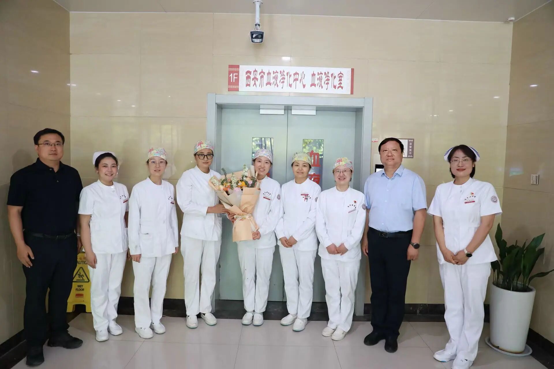 鲜花寄真情 敬意送天使——西安市中医医院开展护士节慰问活动