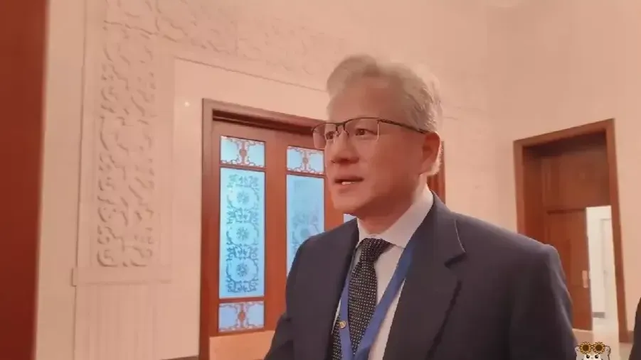 对特朗普访华欢迎仪式感觉如何？黄仁勋答凤凰记者问