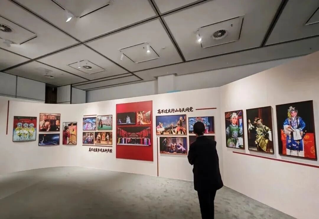 游客逛上党梆子戏剧展