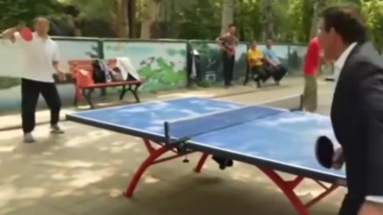 福克斯主持人在北京街头体验乒乓球，多次扣杀都被老大爷轻松化解