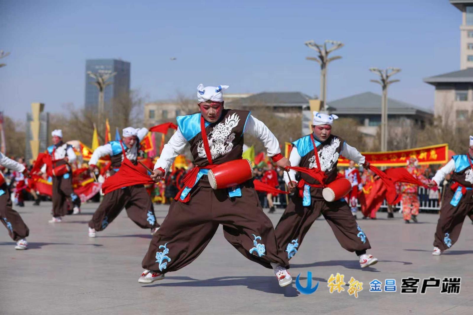 △农场职工表演的横山腰鼓威风凛凛　记者　李发华　摄