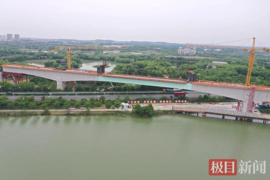 合武高铁湖北段最大跨度钢混连续梁钢梁顶推下放到位(图4)