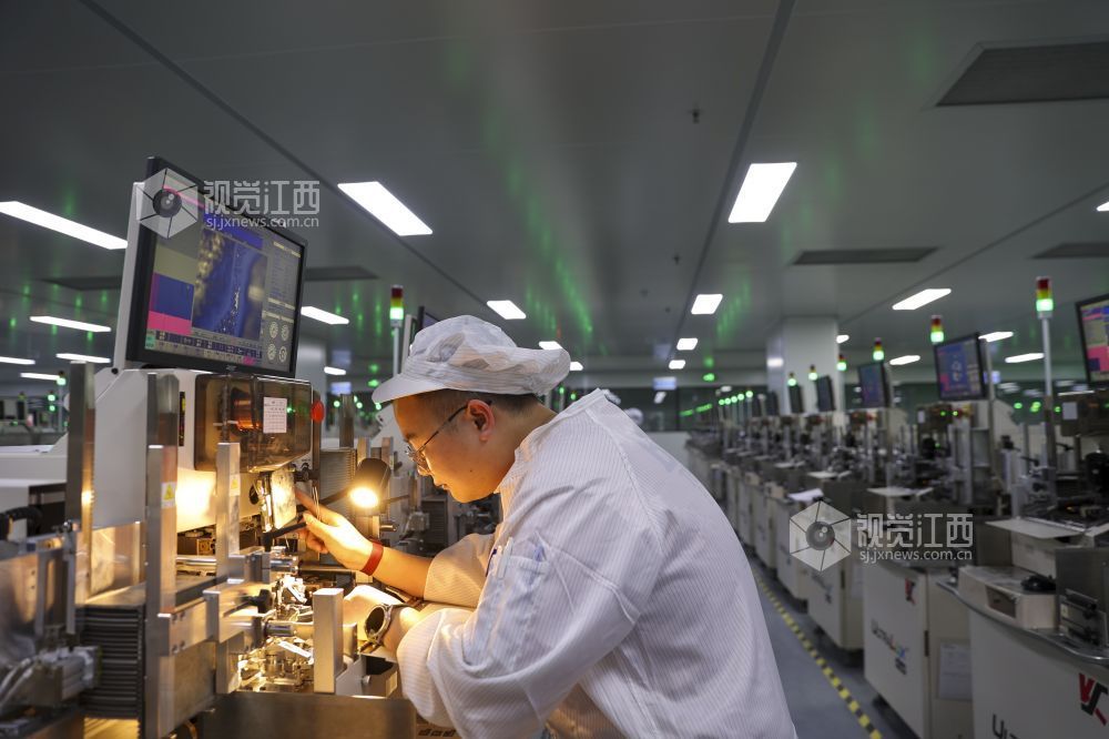 2026年5月13日，江西省瑞昌经开区科技园江西拓普达光电科技有限公司生产车间内，工人正在智能生产线上赶制订单。