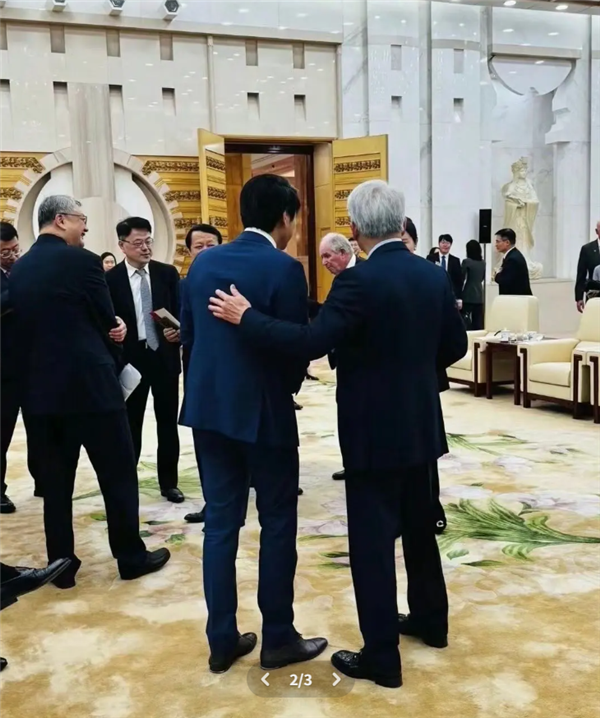 雷军黄仁勋中美晚宴同框组图流出：画面亲切熟络