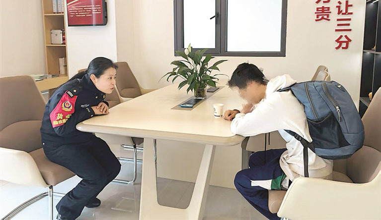 舒海霞与离家出走的孩子谈心。（受访者供图）