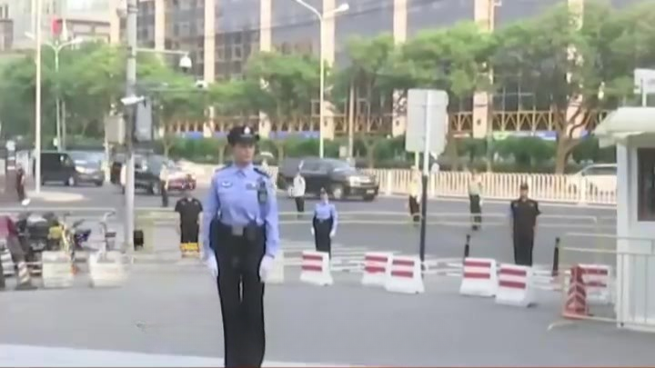 现场：特朗普车队出发，前往人民大会堂参加国宴