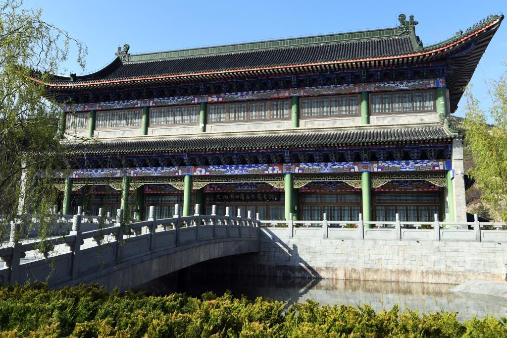 在兰州黄河北岸拍摄的甘肃省图书馆文溯阁《四库全书》藏书馆近景 新华社记者 范培珅 摄