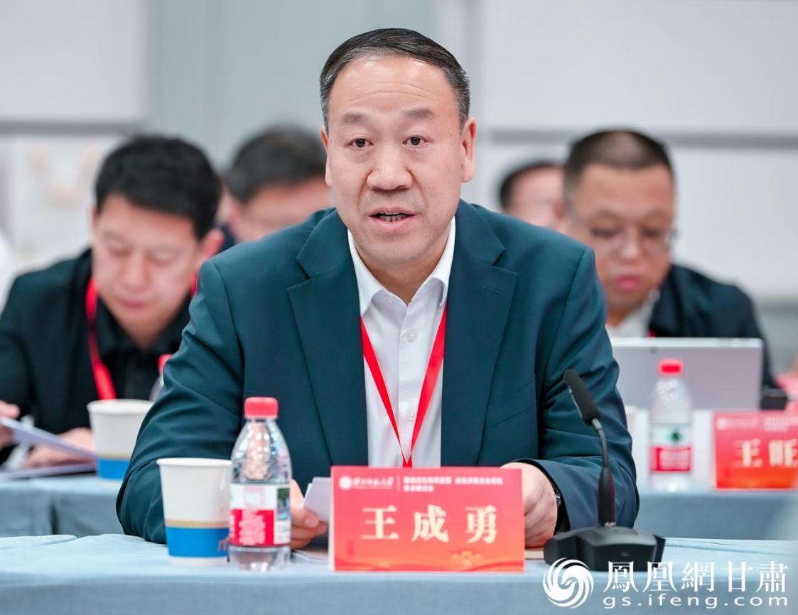 甘肃省社科联党组书记、副主席王成勇表示，要用现代科学语言重新解读传统文化经典。