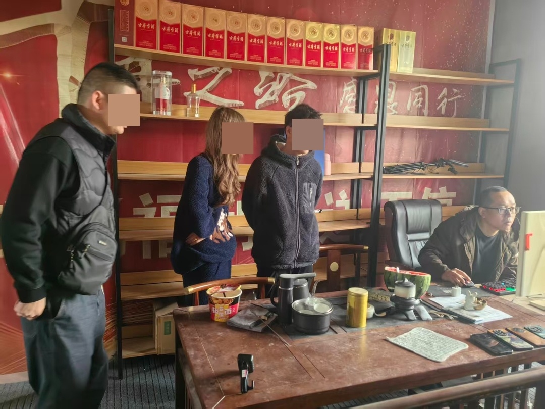公安民警赴河南抓捕重要中介嫌疑人，图为民警正在查找嫌疑人电脑里的假证