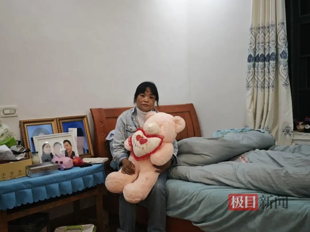 失去女儿的蒋丽，至今睡在女儿房间中（极目新闻记者 唐佳燕摄）