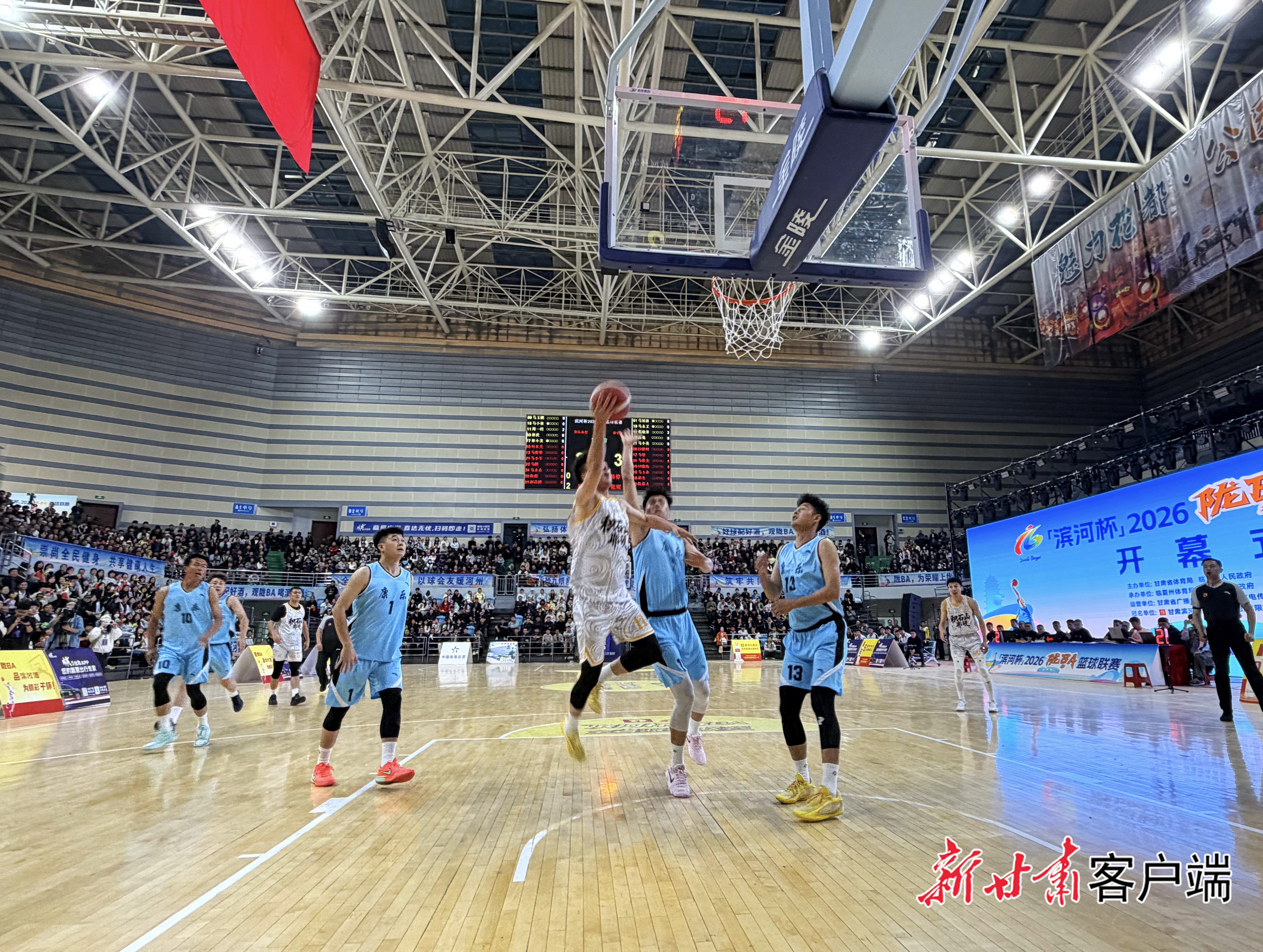运动员奋力拼搏