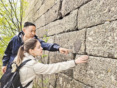 4月23日，金山岭长城文物保护中心主任郭中兴正在讲解长城知识。本报记者 赵瑞雪摄