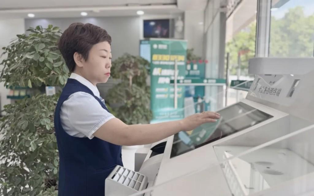 明棠叶在供电营业厅操作业务办理终端